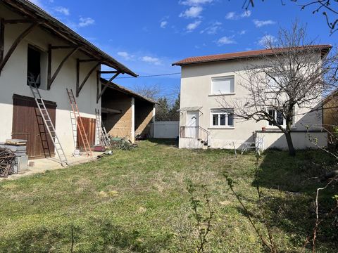 FOR SALE . In the town of St Savin (38300): Come and discover this old renovated farmhouse of about 90 m2 and its outbuildings, in a pleasant environment, in the quiet of the countryside. It consists of 3 bedrooms, a kitchen, a living room, a bathroo...