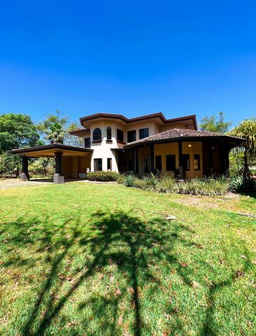 La maison à vendre est une magnifique propriété située dans une zone privilégiée du Costa Rica. Avec une extension de plus de 5 000 mètres carrés de terrain, cette grande ferme a une surface habitable de 400 mètres carrés, répartis en 4 chambres spac...