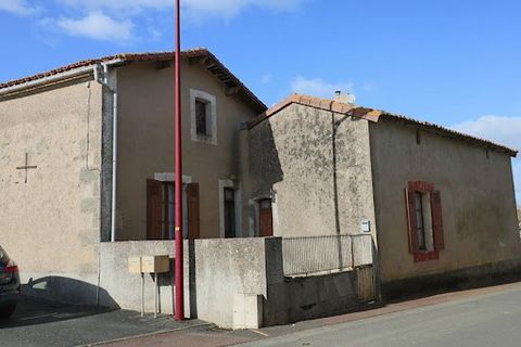 Trémont (49310). Grab your tools and imagination for this renovation project. This house offers you a living potential of about 90 m² with the possibility of creating 2 dwellings. Roof/frame in good condition, water and electricity on site. Ideal for...