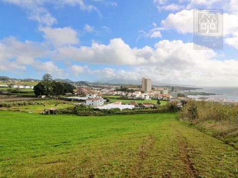 Terrain de 11 880 m2 de superficie totale, avec entrée privée, situé dans la paroisse de São Roque, municipalité de Ponta Delgada, à quelques mètres de la plage des milices et Praia do Pópulo. Il bénéficie d'une vue panoramique sur la mer et d'un pot...