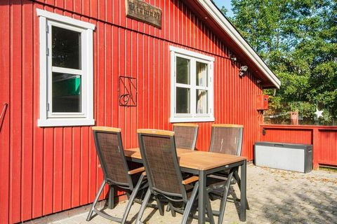 Esta encantadora casa de campo de Rindby Strand se encuentra a poca distancia a pie de la playa y de las tiendas. Los 60 m2 de la cabaña son los más adecuados para dos adultos y dos niños. Durante los meses de verano, también es posible utilizar el a...