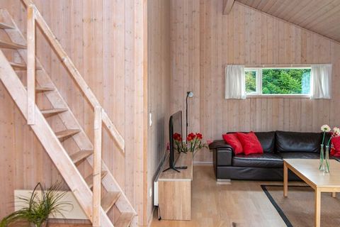 Modernes Ferienhaus mit Whirlpool und Sauna im Badezimmer. Liegt im beliebten Ferienhausgebiet von Mommark, nahe Natur und Küste und zudem unweit der deutsch-dänischen Grenze. Im Haus wurde die Küche offen in Wohnbereich integriert, so entstand ein s...