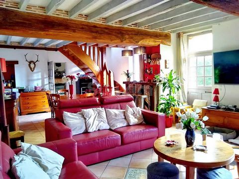 Near the Castle of Chambord and in the heart of the Sologne lakes region, Swixim offers you an 18th century Longère, completely renovated with an extension. This farmhouse with an area of approximately 244 m² is made up of 1 fitted fitted kitchen wit...