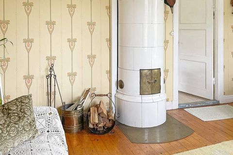Welcome to a charming 19th-century house, called Ekeberg, on beautiful Kållandsö. The house is only a stone's throw from swimming at Hörviken and close to Läckö castle, Hinden's reef and the fishing village Spiken. The house is located in a rural idy...