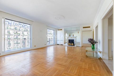 Paris 8 - Avenue Montaigne - In the heart of the Golden Triangle, located on the 5th floor with elevator of a luxury building dating from 1960 with caretaker and common areas in perfect condition, the Vaneau Group offers you an apartment with a large...