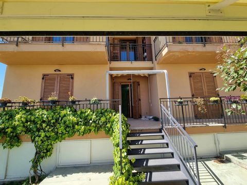 Caserta, Sant`Angelo D`Alife, via San Nicola (flat area) a few steps from the historic centre. We offer for sale, in a newly built building, an apartment on the mezzanine floor with a garden consisting of a living room with fireplace, kitchen, 3 bedr...