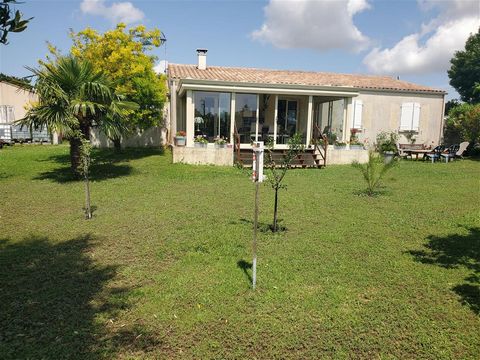 Charente-Maritime, south Royan ten minutes from the beaches, heart of village with all amenities, very quiet, a single-storey villa, three bedrooms, a bright veranda on land of 1427 m2, an adjoining garage and a double garage 'an area of 42 m2 which ...