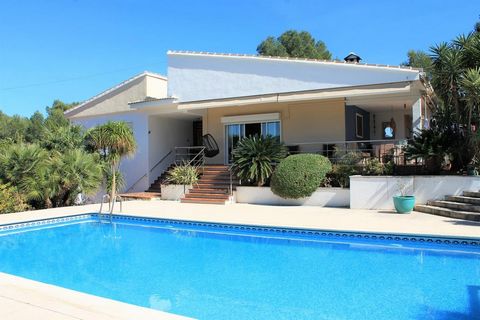 ▷Spectacular Villa with Pool and Mountain Views in Gandia, Costa Blanca. A driveway with ample parking and a spacious garage leads you up a few steps to the villa and through a large exterior entrance hall and wide wooden entrance door to a sizeable ...