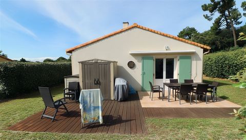 Charente-Martitime, south Royan, Meschers sur Gironde, single storey house near beaches 4 bedrooms garden, 500m from the first beaches. It is a fairly recent villa in good general condition, with no work required, which is located near the two main b...