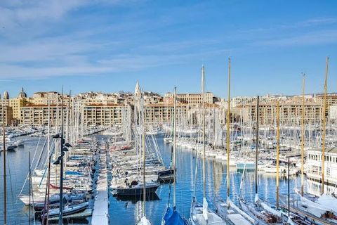 Magnificent artist's studio with a spectacular view of the Old Port of Marseille in a classified remarkable building. Living space of 30m2 and mezzanine bedroom with high ceilings. Completely restored to new in 2021 with luxurious amenities. Air cond...