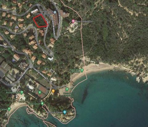 Set of two adjoining plots located in the Rosamar residential area in Santa Cristina de Aro. Total area according to cadastre of 742 m² in which you can build a fabulous southwest facing single-family house.