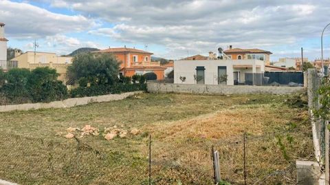 Building plot Mallorca: This building plot is located in the family residential area of Son Ferrer, just a few minutes from the noble marina of Port Adriano and the golf courses of Santa Ponsa. This building plot in Mallorca has an area of approx. 60...