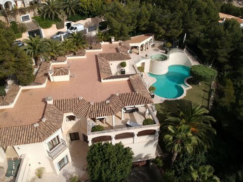 Nestled in the serene Costa de la Calma, this exquisite 7-bedroom family villa boasts breathtaking sea views and is a mere 20-minute drive from the bustling city of Palma de Mallorca. Spanning a generous net living area of 900 m2, augmented by numero...