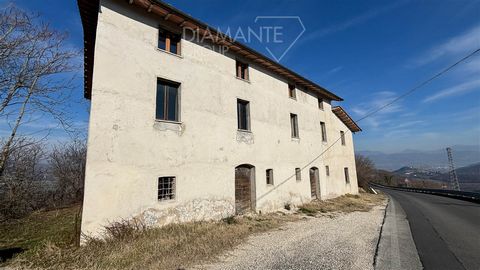 GUBBIO (PG), vicinity: Renovated unfinished farmhouse on three levels of 470 sq m and land comprising: - Ground floor: various funds convertible into a dwelling; - First floor: apartment of about 150 sqm with 5 rooms and service; - Second floor: apar...
