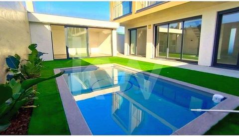 This fantastic villa in the finishing phase and brand new, is located in a quiet area of villas in Portela da Azóia, with quick access to the A1 motorway and 15 minutes from Parque das Nações or Lisbon Airport. The surroundings of this villa allow fo...