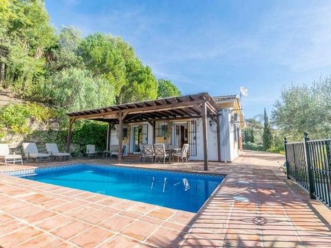 This fantastic country property is set in a peaceful area but less than ten minutes drive from the village of Cómpeta. The property has beautiful views over the surrounding verdant countryside and up to the Sierras. The living area of this superb pro...