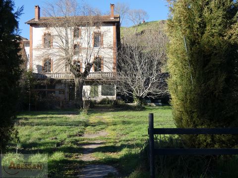 For sale in LAGUEPIE this spacious mansion whose authenticity has been preserved. This charming residence is extended by a large garden (3238m²) with access to the river. A stone building at the bottom of the garden near the river can respond to diff...