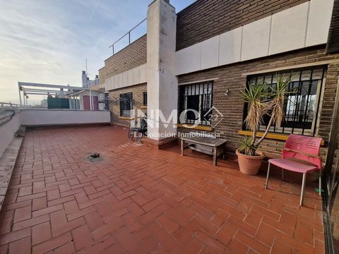 Penthouse with spectacular panoramic views of the city in Reus. The 85m2 house is distributed between three bedrooms, a bathroom, a toilet, semi-open kitchen, outdoor laundry room and living-dining room with access to a large south-facing terrace-sol...