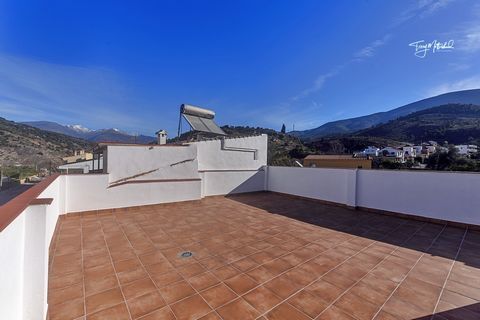 Brand new construction of this two bedroom apartment with huge roof terrace and stunning views in Velez de Benaudalla. This is the upper apartment of only two in this very modern, brand new construction. Located at the entrance to the historic town o...
