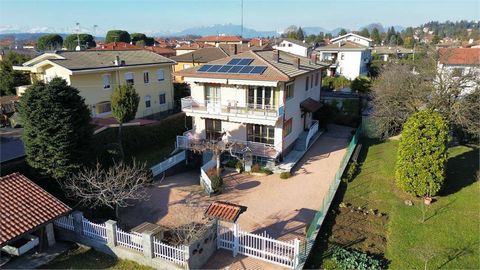 “ONLY €560 - MONTHLY MORTGAGE INSTALLMENT - You want a large 135m2 apartment. with private garden and large terrace, in the center of Venegono Superiore in a two-family villa and with excellent sun exposure?” In a quiet and well-served area, a few st...