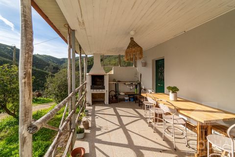 This is a charming property, located in the heart of the Monchique mountains, in the Algarve region. It offers a special retreat for those looking for tranquility and stunning views. Set between some neighboring houses, it strikes the perfect balance...