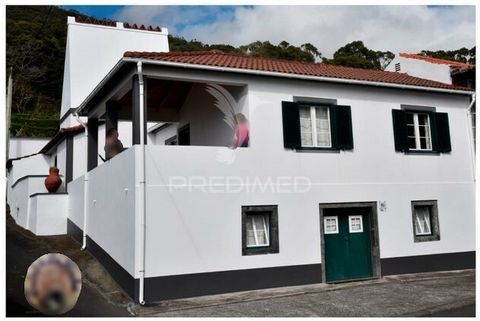 Fattoria situata nel luogo di Terreiros, parrocchia di Manadas. Composto da soggiorno, tre camere da letto, una sala da pranzo, due bagni e una cucina tradizionale. Casa con il tipico design dell'isola con una magnifica vista sull'isola di Pico. Ha a...