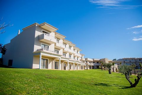 De studio is gelegen nabij het pittoreske vissersdorpje Ferragudo, in een toeristisch resort bestaande uit appartementen, studio's en stijlvolle klassieke kamers op een traditionele bekende golfbaan. De woning is een goede keuze voor diegenen die op ...