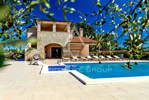 Unique modern villa in Marčana, Istria: A blend of luxury and nature Discover the charm of Istria in the serene municipality of Marčana, strategically nestled near the vibrant cities of Vodnjan and Pula, and the scenic municipalities of Barban, Svetv...