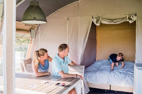 Cette jolie tente lodge indépendante est située en pleine nature dans le sympathique camping familial Camping Südeifel, à distance de marche de la commune pittoresque d'Irrel. Elle se trouve directement sur la Prüm, près du Naturpark Südeifel, non lo...