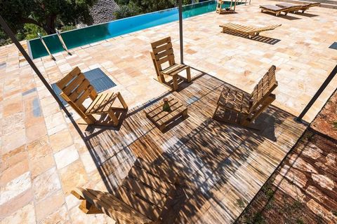 Deze mooie villa is gelegen in Cisternino. De woning heeft 3 slaapkamers en is geschikt voor 8 personen, dit is ideaal voor een familie. Het huis beschikt over een zwembad, tuin en parking. De villa ligt gunstig op slechts 10 km van de beroemde Apuli...