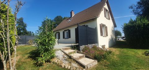 In hamlet, near Bretoncelles, Pavilion with a surface of about 113 m2. It consists on the ground floor of an entrance, a fitted / equipped kitchen open to the living room with wood stove, an office, a hallway, a bathroom, a toilet and a bedroom. Upst...