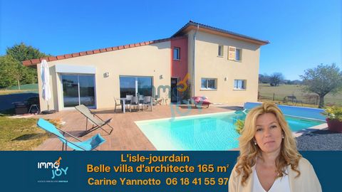 5 minutes from Isle-Jourdain, Carine ... makes you discover this beautiful architect villa, overlooking the Pyrenees. From the entrance, you will appreciate the generous volume of the living room, composed of a living room dining area and an open kit...