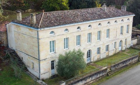 Quiet on the edge of the Gironde estuary, magnificent property composed of a main house, 3 cottages and 2 guest rooms in a park of 3.3 hectares. The house consists of a kitchen, a living room with fireplace, an office, a bathroom, a pantry, and a lar...