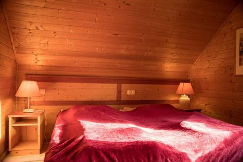 Dit vakantiehuis ligt in een klein vakantiecomplex aan de rand van Hasselfelde, op een glooiende helling op een ruim terrein. De halfvrijstaande woning met de natuurlijke houten wanden en vloeren zorgt voor een gezellige en comfortabele feel-good sfe...