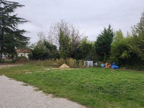 BERGERAC. On the left bank, in a quiet cul-de-sac, build your house on this flat plot of 570m2. To organize a visit to this site, the real estate agency Virginie Michelin Immobilier will be happy to accompany you!
