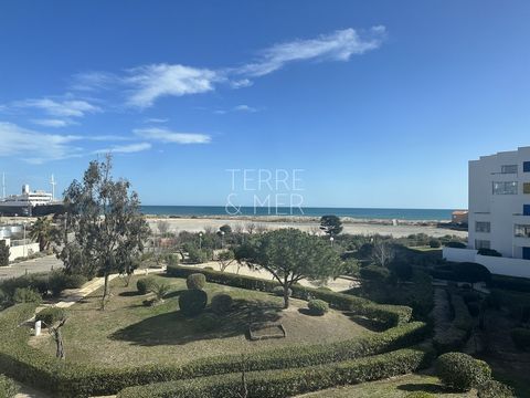 In a residence with elevator at the foot of the beach, this apartment completely renovated in 2021, consists of a living room with sea view, an open fitted kitchen, a bedroom with window, a beautiful bathroom, a separate toilet and two large cupboard...