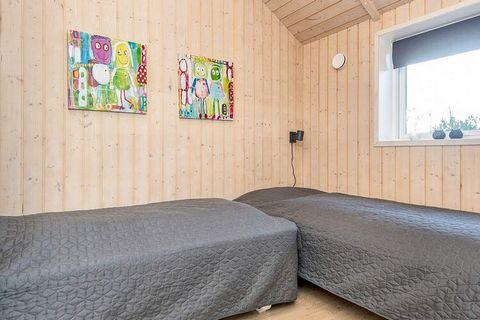 Dieses Ferienhaus mit Badezuber im Außenbereich liegt attraktiv bei Bork Havn und nicht weit vom Ringkøbing Fjord. Das praktisch eingerichtete Haus ist in zwei Bereiche mit Zimmern und je einem Bad unterteilt, dazwischen liegen Wohnzimmer und Küche, ...