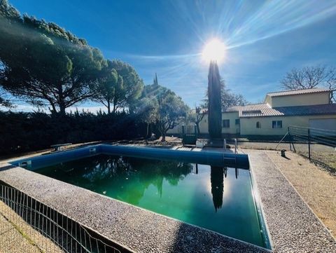 In the countryside, on a beautiful wooded park of 5200 m2 with swimming pool and tennis court... This large family villa welcomes you with a driveway planted with majestic pine trees and offers a surface area of 208 m2 of living space consisting of a...