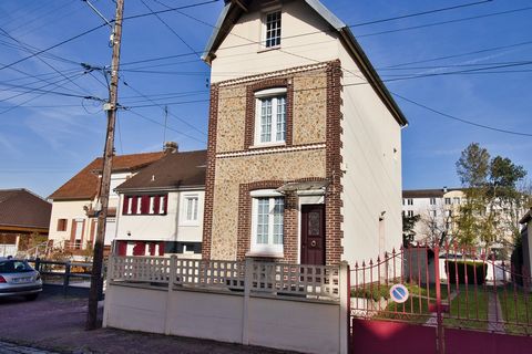 In a quiet and residential area in Le petit Quevilly, come and discover this charming detached house of 79m2 of living space. The house consists on the ground floor of a large fitted kitchen, a living room, on the first floor two bedrooms with beauti...