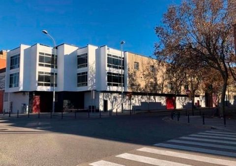 Discover a Large and Multipurpose Corporate Space, Strategically Located in L'Hospitalet de Llobregat. With the Possibility of Enlargement and Exceptional Luminosity. This building is the ideal place for companies looking for a multipurpose corporate...