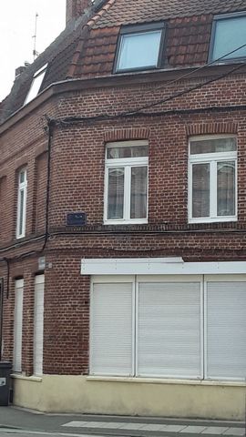 FIVES: Apartment of 42m2 close to shops and the metro, on the ground floor, in an old building in co-ownership of 4 lots. The T2 apartment is composed of a small hallway, a very bright living room, a separate and semi-equipped kitchen, a bathroom wit...