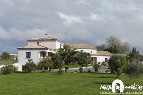 Disponible à la vente, cette superbe villa contemporaine offre un lumineux et spacieux espace de vie d'environ 143m2, ainsi qu'une vue imprenable sur l'estuaire de la Gironde. A seulement 10mn des plages et commerces de Meschers sur Gironde et tout p...