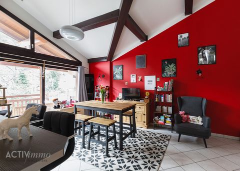 On the top floor of a good standing condominium in Bellecombe, spacious T3 apartment + mezzanine offering a Carrez Law surface area of 73 m2 for a floor area of 109 m2. This apartment with contemporary lines offers a living room with equipped America...