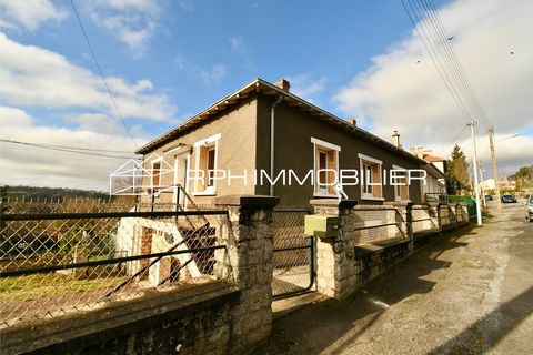 House from the 50s, of 94m2 of living space, located in the town of Bellac, close to the city center. Ideal for first-time buyers or rental investments! This consists of a living/dining area of about 24m2, a separate kitchen of almost 12m2, 3 bedroom...