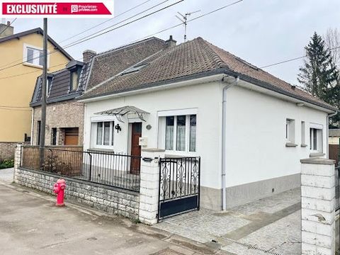 Quesnoy sur Deule - Sought-after area, close to Petit Candi park and left bank of the Deule ideal for walks Great opportunity, for lovers of renovation, house on 2 levels comprising: On the ground floor, a long corridor leads to a living room of 31 m...