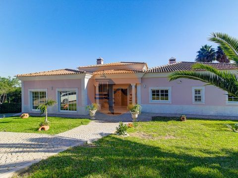 This is your dream home! A 4 bedroom, single-story villa located on a plot of land of about 11,000m2, with permission to put 10 bowgalos. With four bedrooms, three of them en suite, a library and an office, the villa has a basement of approximately 3...