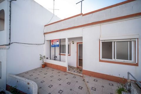 This two-bedroom semi-detached house is located in one of the highest and quietest points of Pedra Mourinha, in Portimão. With east-west exposure, it has plenty of light in all its rooms. This villa has great potential, and stands out for its large t...