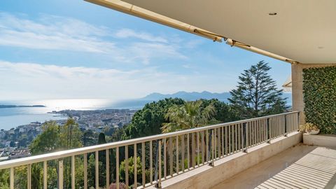 In a luxury residence with swimming pool, private shuttle and 24-hour caretaker service, this beautiful 2-bedroom flat on a high floor offers magnificent views of the sea and the Iles of Lerins. This 118.25 m2 apartment has a deep, south-facing 23 m2...