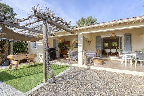 Exclusivity - This splendid single storey villa from 2004 was completely renovated 2 years ago. The property of 253 m2 is divided in a main house and two separate apartments, ideal for a large family or a B&B project. The main villa of 173 m2 has a s...