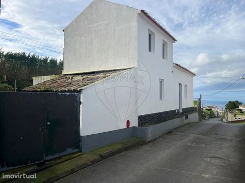 House located in Lomba da Maia with side entrance, 3 bedrooms and 1 bathroom, stands out for its generous plot of 1270m². Although cozy, it requires improvements, with an emphasis on the kitchen and bathroom. Located in a quiet area, it offers incred...